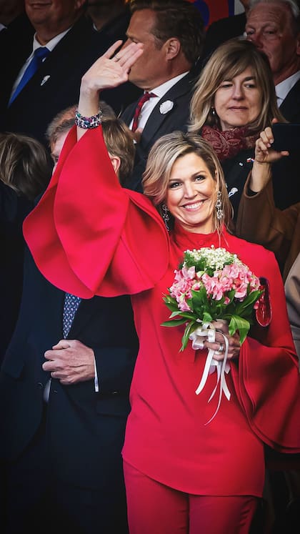 Para el evento la reina lució un conjunto de blusa y pantalón en color fucsia de Gucci (Foto: Instagram @patrickvkatwijk)