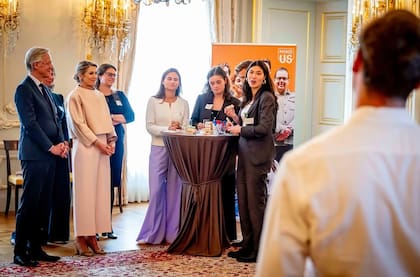 Para el evento la reina se lució con un elegante look total pink de chaqueta y pantalón (Foto: Instagram @koninklijkhuis)