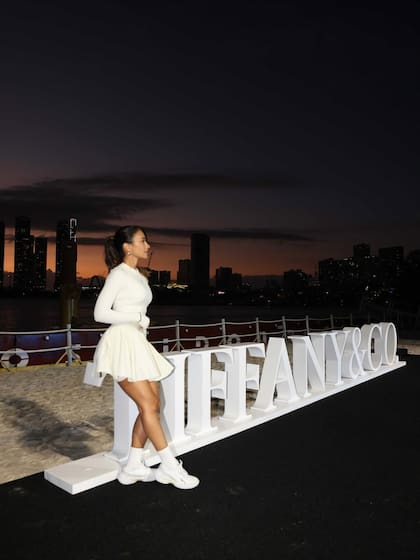 Para el evento, la rosarina se lució con un set de top y falda y lujosa joyería; caída la noche sumó una campera haciendo juego (Foto: Instagram @antonelaroccuzzo)