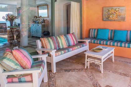 Para el exterior, Cecilia eligió ocres y naranjas que transmiten alegría. El estampado de los almohadones de los sillones de la galería también aportan color.