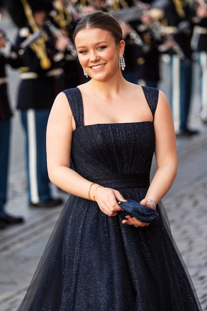 Para el gran día, Isabella
eligió un diseño estilo
princesa, confeccionado en
tul azul marino, con cintura
drapeada, falda voluminosa, creación de
Jesper Hørvring (uno de los
diseñadores de cabecera de
su madre), que completó con
peinado recogido y clutch
a tono.