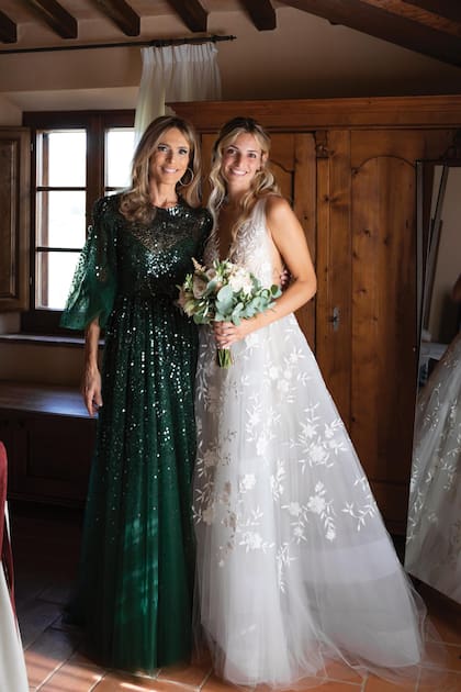 Para el gran día, la novia lució u n diseño de escote pronunciado y falda maxivolumen semitransparente con bordados florales de Oscar de la Renta. Rossella, una de las mujeres más elegantes de Argentina, lució una creación de Valentino. Los padres de los novios se llaman Tim Williams y Caterina Alari.