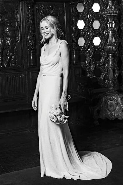 Para el gran día, Naomi eligió un diseño de Dior Haute Couture firmado por Maria Grazia Chiuri. Se trata de un vestido confeccionado en tul blanco bordado con pequeñas perlas, escote redondo con drapeado y cintura ajustada.