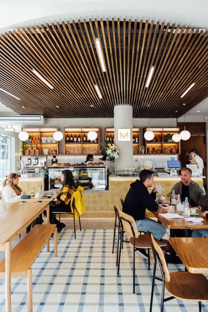 Para el interior se eligió replicar el estilo de los bancos escolares, con sillones de otros tiempos y pisos calcáreos