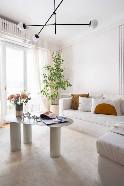 Para el living se diseñó una mesa baja en hierro con forma orgánica y patas de elefante. Los almohadones son estampados a mano (Compañía de Blockprint)