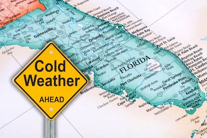Para el martes por la mañana, las temperaturas mínimas se ubicarán en torno a 55°F (13°C) en la costa, mientras que en sectores interiores cercanos al lago Okeechobee podrían bajar hasta 45°F (7°C)