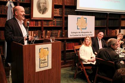 Para el ministro, los laboratorios "buscan conservar el status quo"