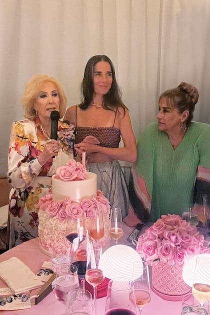 Para el momento del brindis, Chiquita se cambió y se puso un set imprimé de Iara Alta Costura. Su nieta, Juana Viale, y su hija, Marcela, la escucharon atentas cuando se levantó para decir unas palabras