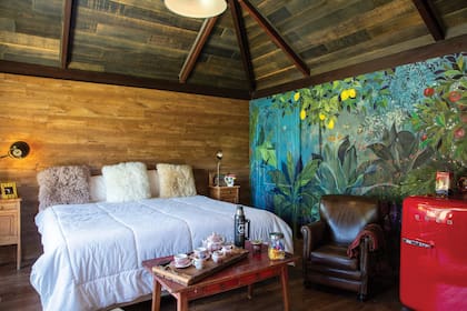 Para el mural de su habitación convocó a la artista mendocina Florencia Aise.