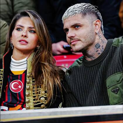 Para el partido del Galatasaray, la China Suárez usó una chaqueta azul con detalles dorados y rojos que no pasó inadvertida (Foto: Instagram @mauroicardi)