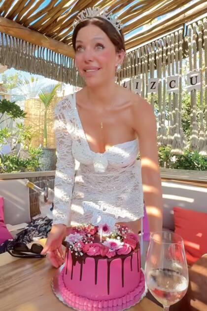 Para el party eligió un minivestido de encaje con escote asimétrico.