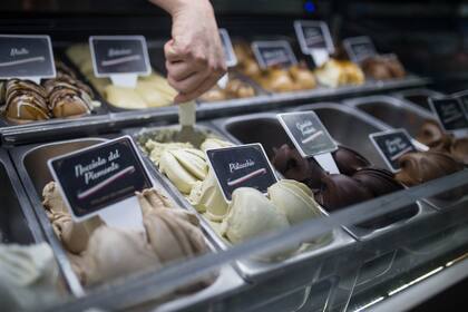 Para el pistacho, el marrón glacé (helado de castaña) y la nocciola, traen los frutos secos desde Italia.