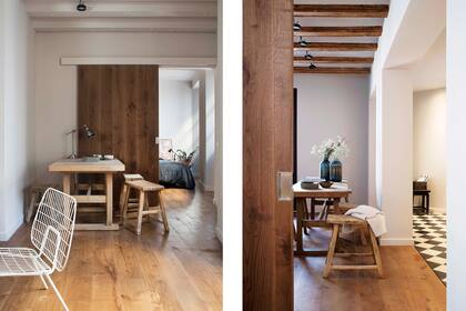 Para el portón corredizo que separa el cuarto se usó el mismo roble del parquet, pero con terminación mate. Mesa de madera (Daviu), bancos ‘Straight’ y bowls de piedra (todo de Versmissen). 