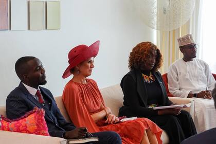 Para el primer día de actividades, la reina lució un vestido coral oscuro con plumas (Foto: Instagram @koninklijkhuis)