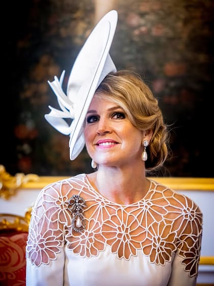 Para el primer día de la visita de Estado a República Checa, la reina usó un vestido blanco con un bordado de flores de Jantaminiau, el mismo que lució para la coronación del rey Carlos III (Foto: Instagram @patrickvkatwijk)