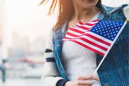 Para el proceso de naturalización, se debe contar con cinco años de residencia permanente en EE.UU.