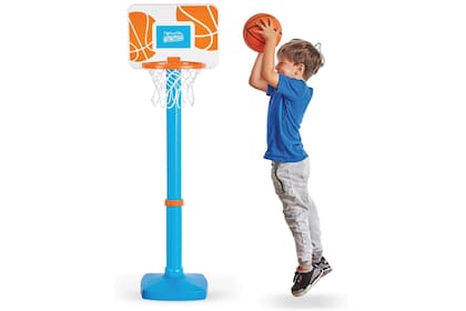 Para el público infantil, el ranking incluye un set de básquet adaptable a interiores y exteriores, ideal para mantener la actividad física en invierno