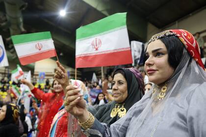Para el reformista Pezeshkian, Irán debe resolver definitivamente la cuestión del uso del velo (Photo by ATTA KENARE / AFP)