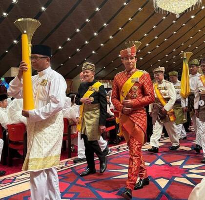 Para el rito del empolvado el futuro esposo viste un excéntrico traje rojo.