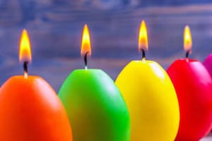 Cómo encender la vela de los siete colores para limpiar las energías y alejar lo malo