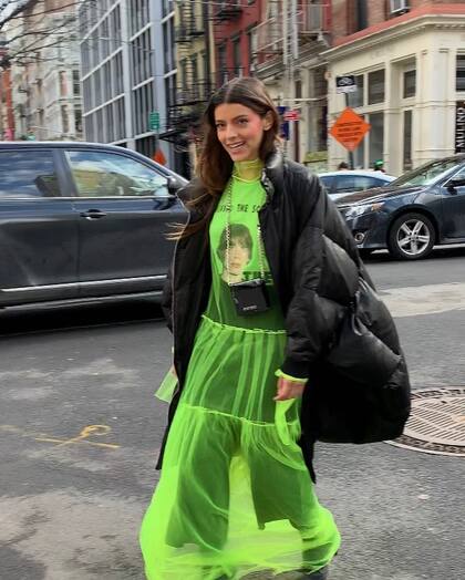 Para el show de Staud, una de las firmas más jóvenes y accesibles del NYFW, eligió un vestido de tul de Albanez Costume Lab con t-shirt y pantalón de Ay Not Dead.
