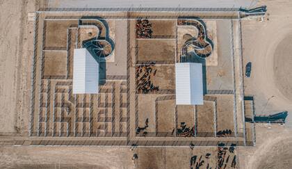 Para el trabajo con animales hay dos sistemas de mangas: una para la parte comercial y otra para el sector experimental. Ambos módulos poseen un sistema de brete hidráulico con celdas de pesaje y bastón para lectura de caravanas electrónicas