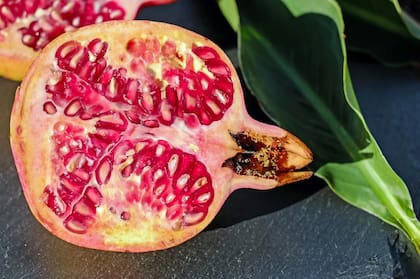 Para elegir una fruta madura, se recomienda buscar ejemplares con piel lisa, firme y de color rojo intenso