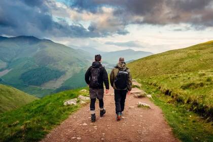 Para empezar, los profesionales recomiendan apuntar a hacer 150 minutos de actividad de intensidad moderada cada semana