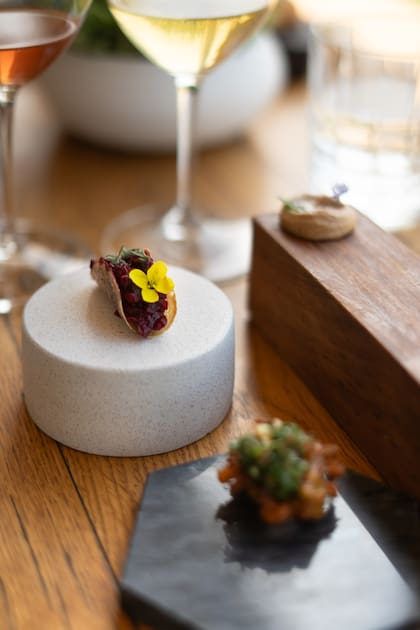 Para empezar, una variedad de snacks como taco de remolacha y pakora de cavolo nero maridan con los vinos de baja intervención de Riccitelli