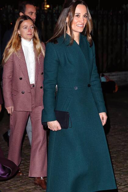 Para enfrentar las bajas temperaturas de Londres, Pippa Midletton eligió -en coincidencia con Beatriz de York-, un abrigo de The Fold London. La única diferencia estuvo en el color.