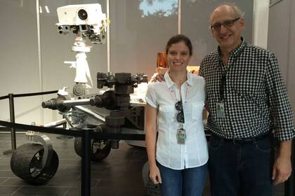  Clara O'Farrell junto a Miguel San Martín, el "otro" argentino de la NASA