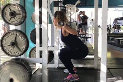Para entrar en calor Romina realiza bicicleta, cinta o escalador, donde los glúteos y piernas trabajan fuerte