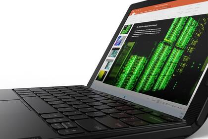 Para escribir en la Thinkpad X1 Fold se puede usar un teclado en pantalla, o apoyar el teclado Bluetooth, que queda entre las dos tapas de la pantalla cuando se cierra el equipo