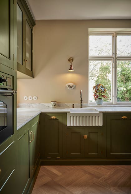 Para esta cocina en una casa de Dinamarca que publicamos este año, los dueños buscaron un estilo netamente inglés, y para hacerla llamaron a la exquisita firma Devol Kitchens. No dejen de investigarla.