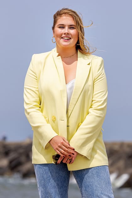 Para esta foto, tomada en Zuiderstrand, en junio, de 2023, con saco sastrero, jeans y aros de Franky Amsterdam