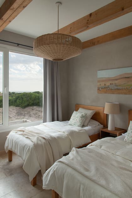 Para esta habitación, los arquitectos eligieron colores cálidos, que aportan serenidad a la casa.