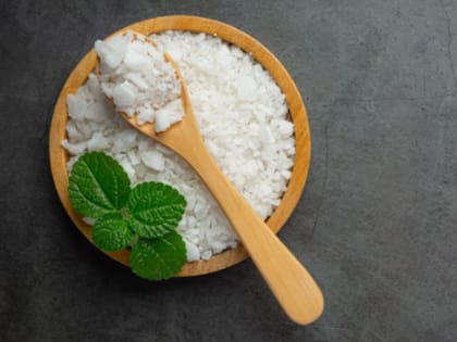 Para esta técnica se recomienda usar el equivalente al 1% del peso total de la carne. Por ejemplo, si el bistec pesa 1 kilo, se deben usar 10 g de bicarbonato de sodio