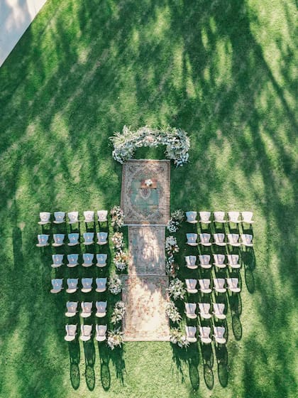 Para este casamiento, Luminis le propuso a la pareja salir de lo clásico y darle un giro al arco típico de ceremonia, sumar unas alfombras con personalidad y mobiliario elegante.