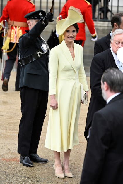 Para este día histórico, Pippa Middleton escogió un vestido-abrigo amarillo claro de Claire Mischevani que combinó con un fascinator creado por Jane Taylor.