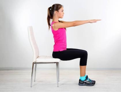 Para este ejercicio, se debe ubicar la silla sobre una superficie resistente y sentarse con los pies en ancho de caderas.