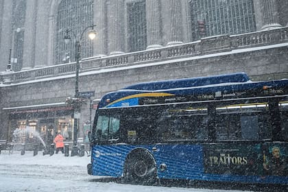 Para este lunes, la MTA ha implementado cambios significativos, incluyendo suspensiones totales en algunos ramales y servicios modificados en otros debido a la tormenta de nieve