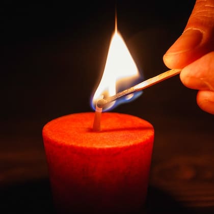 Para este ritual solo es necesario una vela rosa o roja 