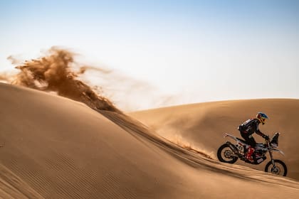 Para esto trabaja, ahorra y tiene unas modestas vacaciones: Rostan disfruta transitar las dunas del desierto en plena competencia en la clase de motos Rally2.