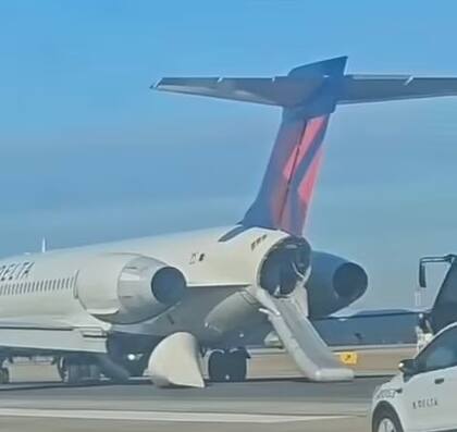 Para evacuar a los pasajeros desplegaron un tobogán en la parte trasera de la aeronave