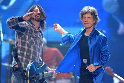 Para “Everything’s Electric”, coescrita por Dave Grohl, Gallagher quería conseguir la sensación de tensión y peligro de “Gimme Shelter”, de los Rolling Stones
