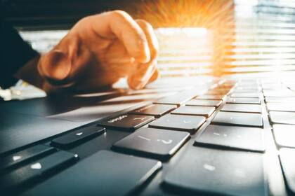 Para evitar errores, algunos sistemas siempre requerirán que las personas aprueben cualquier operación sensible