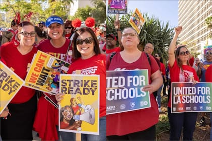 Para evitar la huelga, los maestros de Los Ángeles exigen un aumento de sueldo, la eliminación de los despidos y otras condiciones