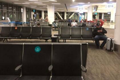 Para evitar las aglomeraciones, las aerolíneas recomiendan a los pasajeros viajar "ligero"