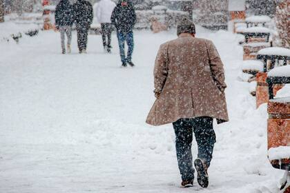 Para evitar problemas de salud, las personas se deberán abrigar con varias capas de ropa (Canva)