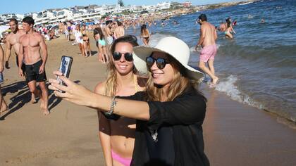 Para evitar problemas en los dispositivos electrónicos, durante el verano se deben evitar al máximo el contacto con el agua de mar, la arena y el calor con el smartphone, la tableta o las cámaras digitales